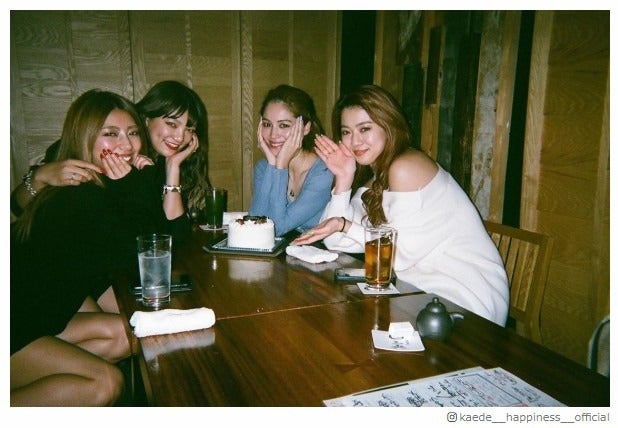 E-girls武部柚那＆須田アンナ＆SAYAKA、楓の誕生日をお祝い「最高の笑顔」