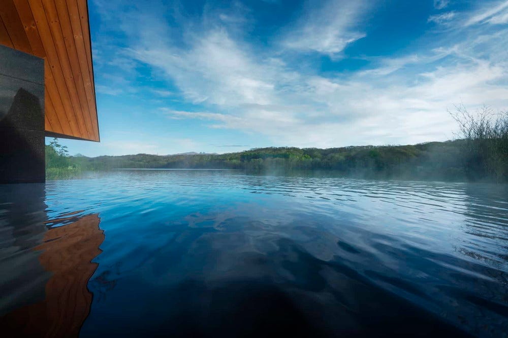 北海道「界 ポロト」湖畔で四季の移ろいを眺める温泉旅館