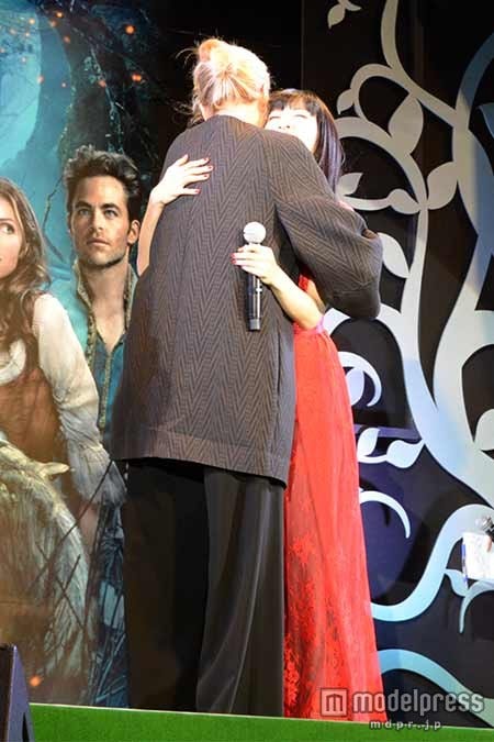 メリル・ストリープと神田沙也加がハグ