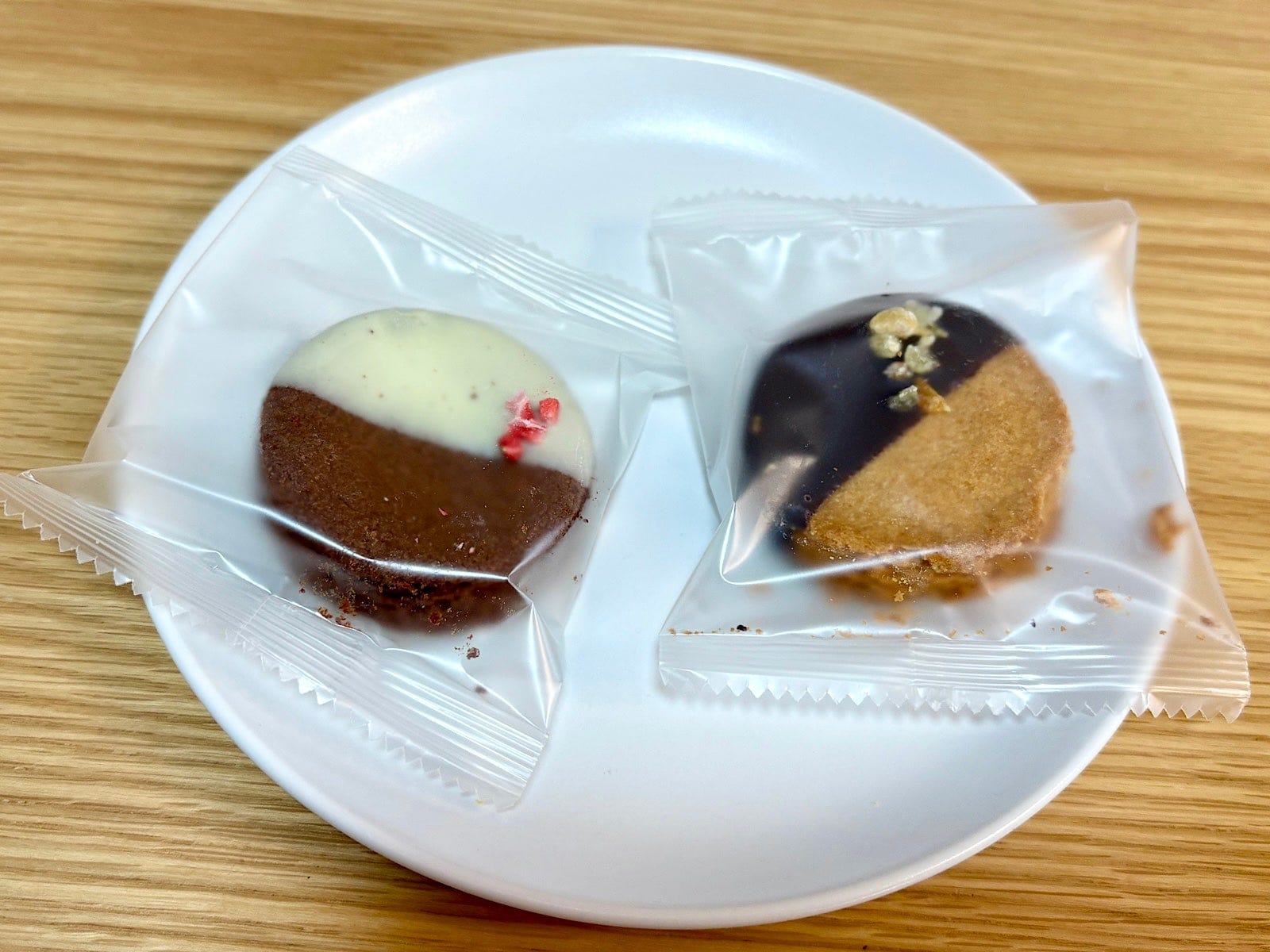 袋をあけると、個包装されたガレットブルトンヌ ショコラが2種類入っています