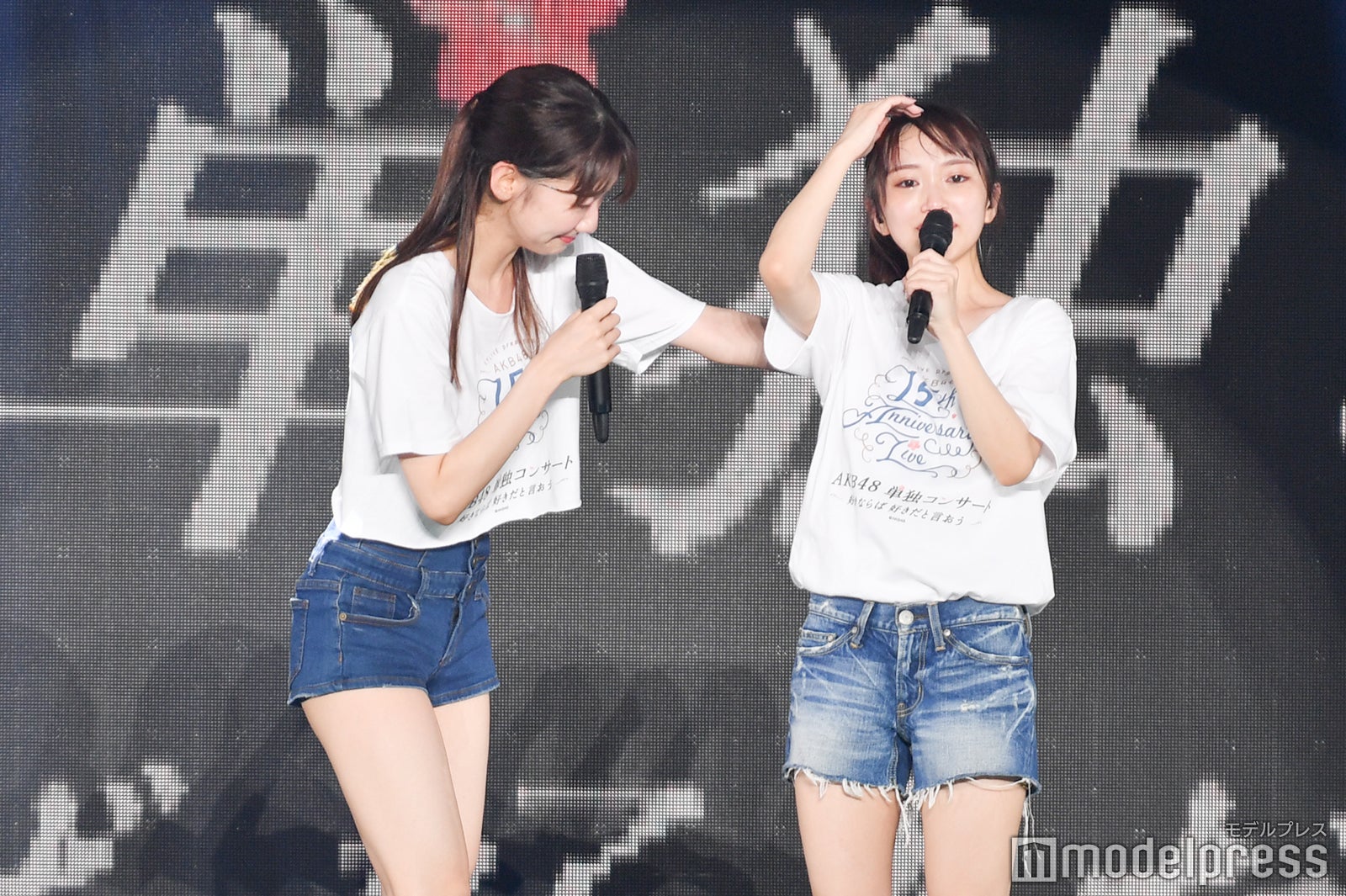 最後に感極まった向井地美音（右）「AKB48単独コンサート ～好きならば好きだと⾔おう～」（C）モデルプレス