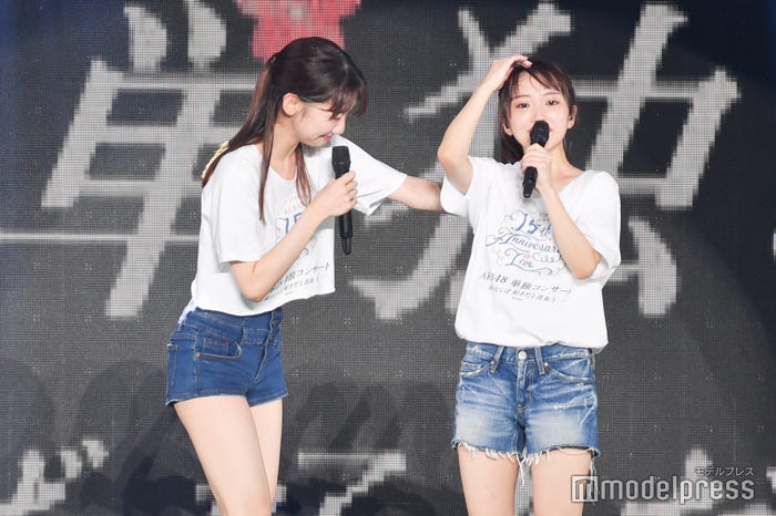 最後に感極まった向井地美音(右)「AKB48単独コンサート ~好きならば好きだと⾔おう~」(C)モデルプレス