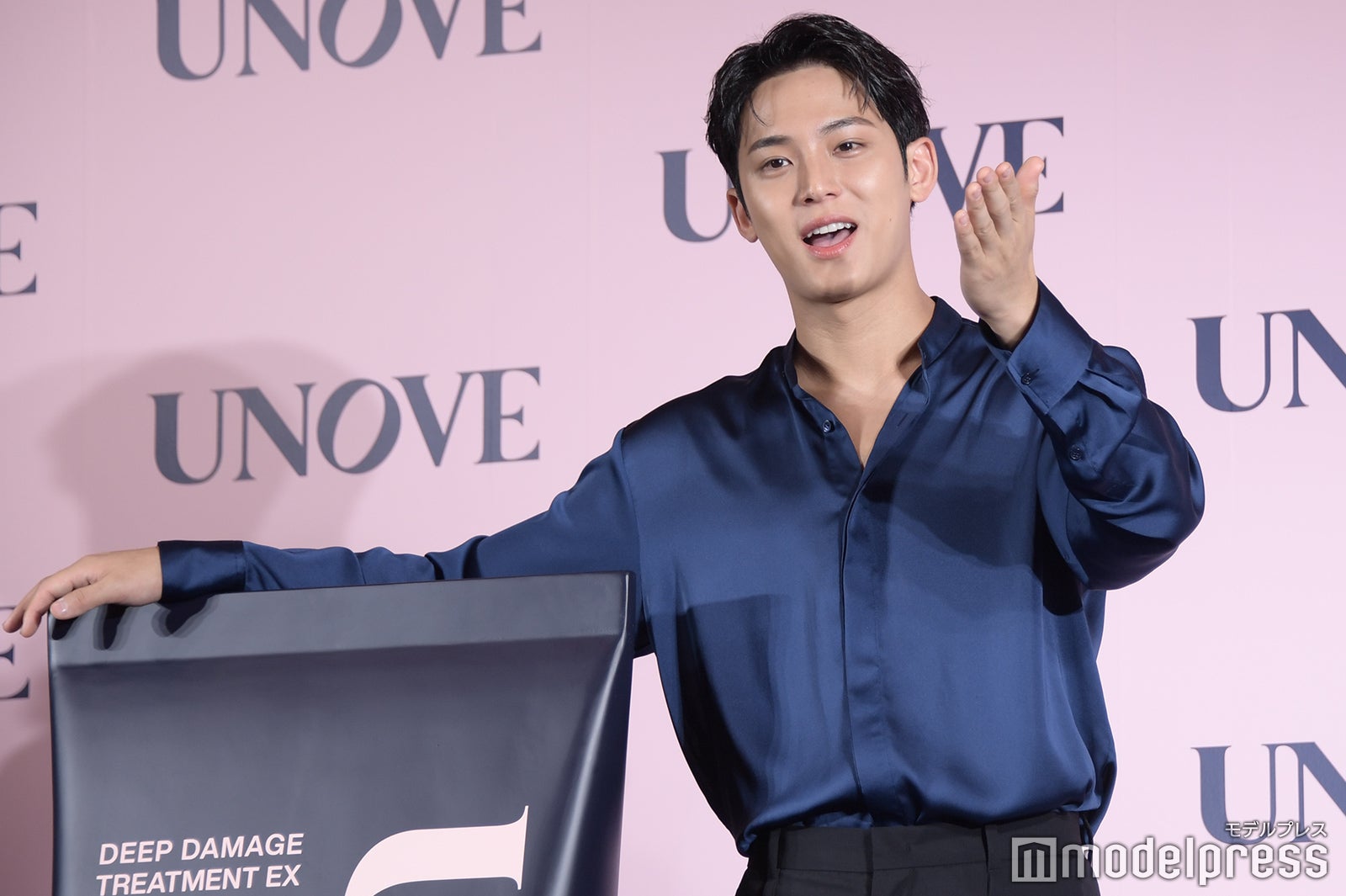 ムービーカメラに手を振るミンギュ（C）モデルプレス