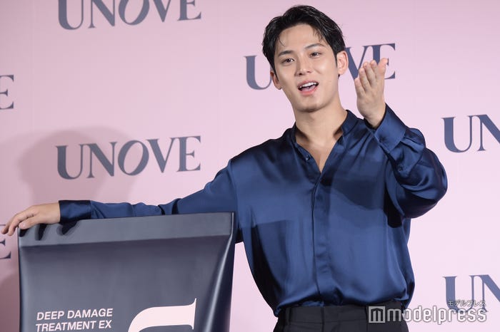 ムービーカメラに投げキスミンギュ(C)モデルプレス