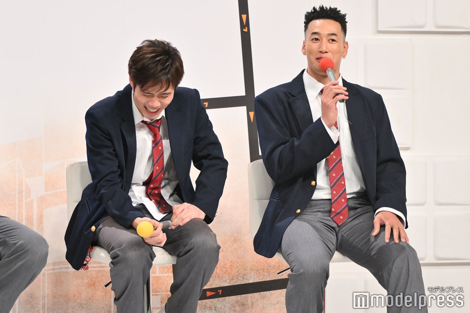 関口メンディー（右）の制服最年長発言に爆笑する細田佳央太（左）（C）モデルプレス
