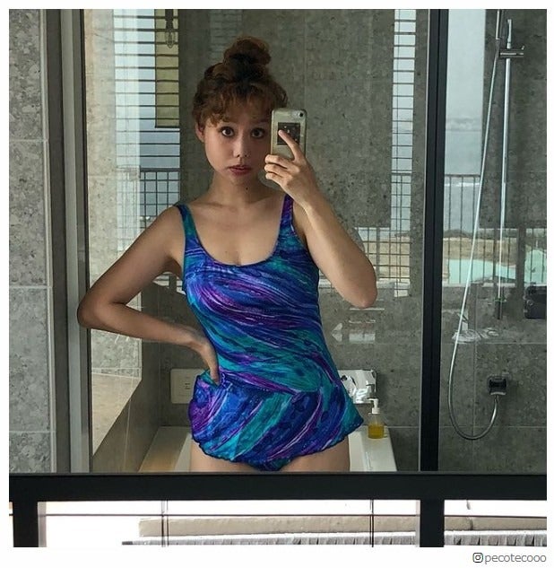 peco、“3年ぶり”水着姿公開「お人形さんみたい」「スタイル抜群」と反響続々