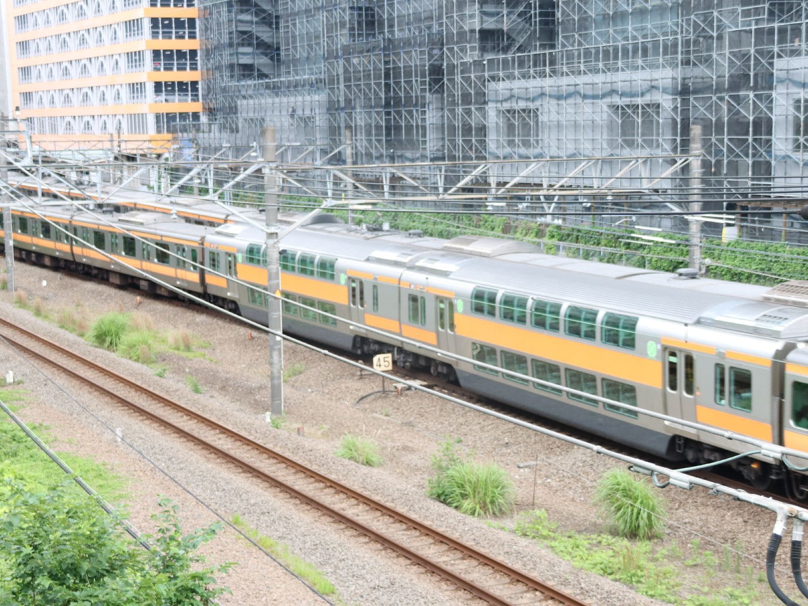 普通(快速)列車に連結された2階建てグリーン車