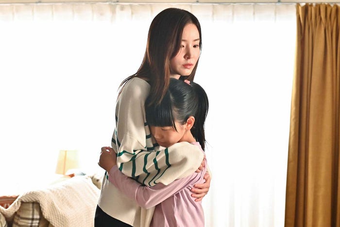 蓮佛美沙子、山崎莉里那「マイファミリー」第9話より(C)TBS