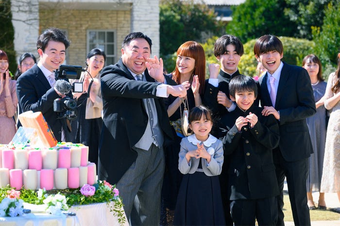 (後列左から)森永悠希、塚地武雅、りょう、田仲陽成、長尾謙杜(前列左から)宮崎莉理沙、高橋奏琉/「王様に捧ぐ薬指」第1話より(C)TBS