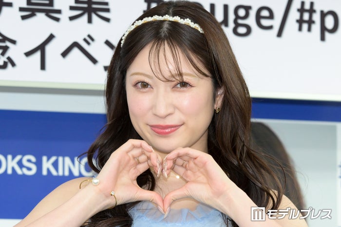 元NMB48吉田朱里、10年前の網タイツ美脚コーデ公開「質感が懐かしい」「この頃からずっと推し」の声