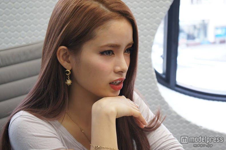 インタビューに応じる尾崎紗代子