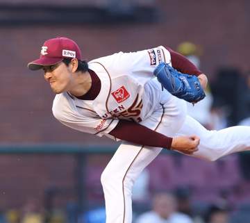 楽天逆転勝ちで連勝 自力Vの可能性復活 岸が7回1失点で今季初勝利、プロ入り20年連続白星 七回に村林が逆転2点二塁打