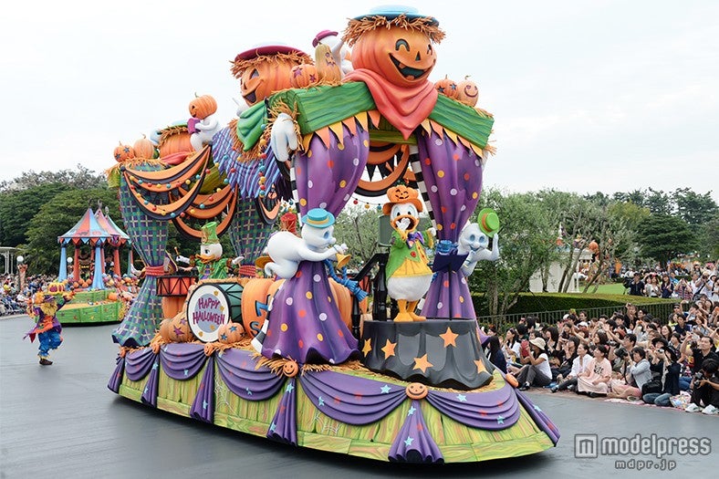 「ハッピーハロウィーンハーベスト」“ハロウィーン・フェア”の賑やかな音楽団のフロート