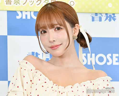 三上悠亜、美脚&デコルテ大胆魅せドレス姿 ミラノでのオフショットに「可愛すぎ」「スタイル抜群」の声