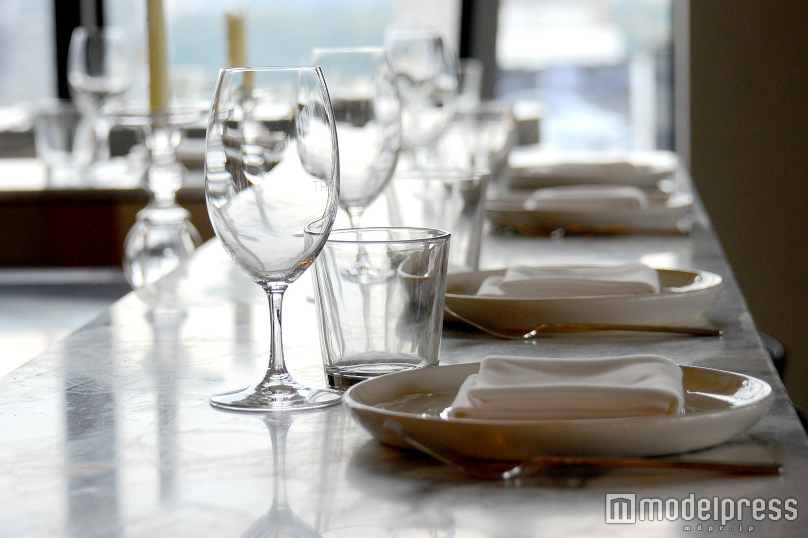 親しみやすいカウンター席（C）モデルプレス