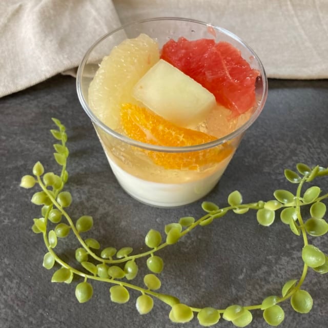 蓋を開けた彩りフルーツの杏仁豆腐