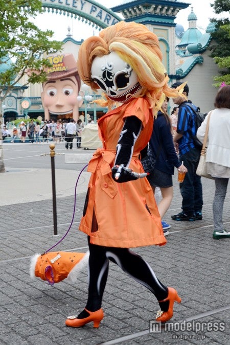 犬のお散歩中のセレブなスケルトン