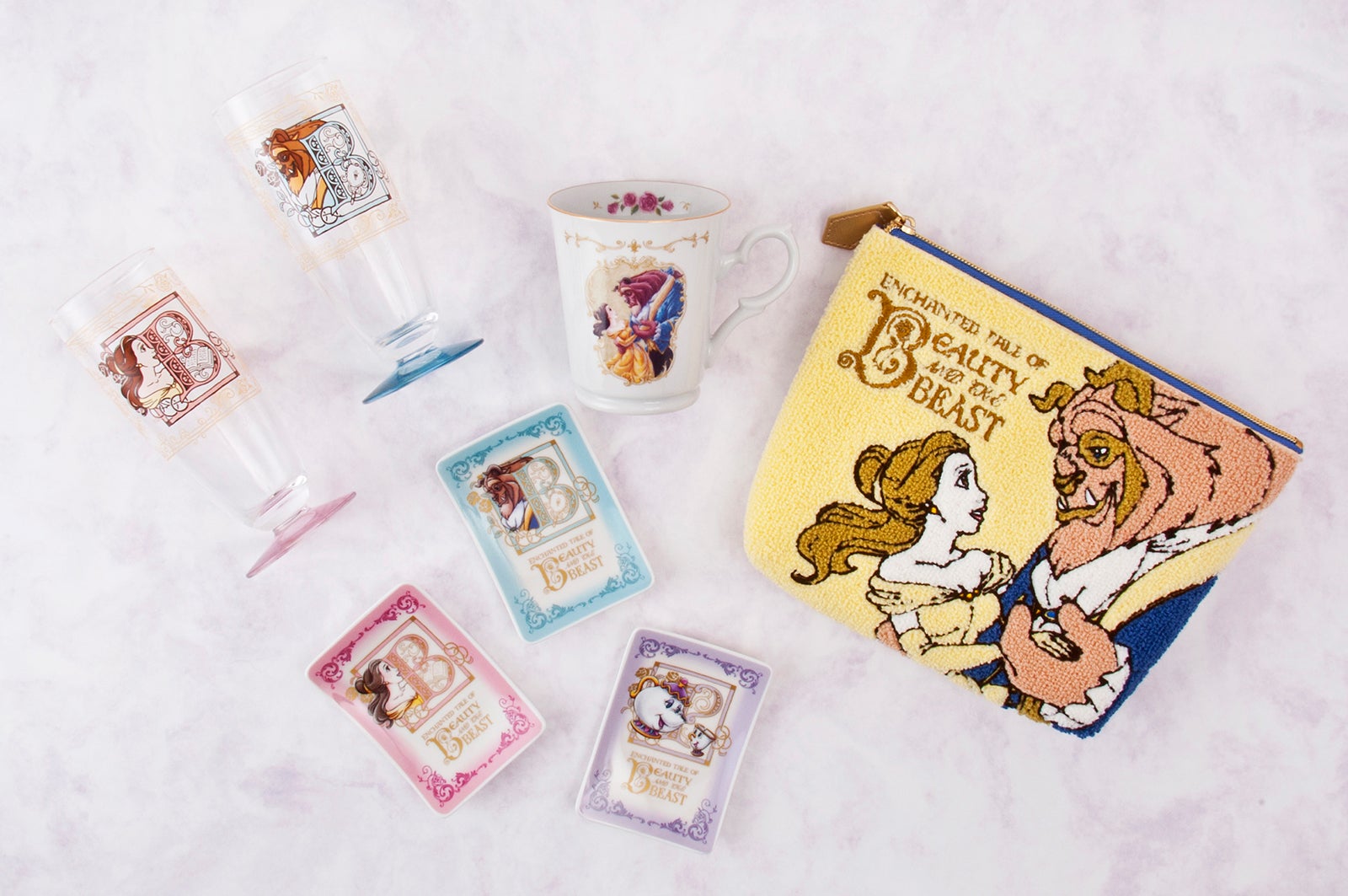 （左上の2点）グラスセット2600 円／（中上）マグ 1500円／（中下の3点）プレートセット 2900円／（右）ポーチ 3000 円 （C）Disney