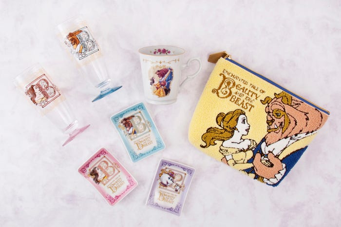 (左上の2点)グラスセット2600 円/(中上)マグ 1500円/(中下の3点)プレートセット 2900円/(右)ポーチ 3000 円 (C)Disney