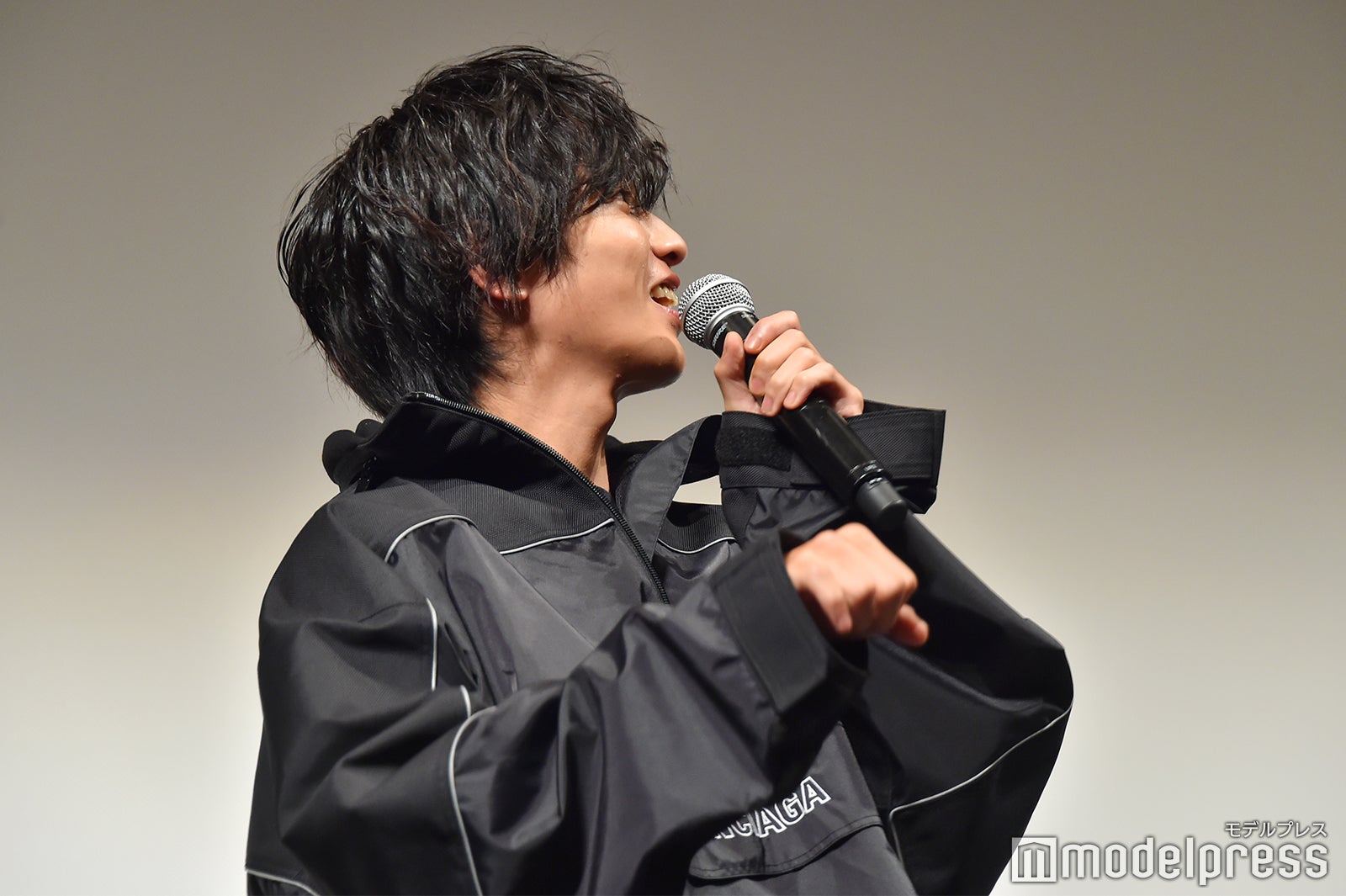 会場にはバイクのユニフォーム姿のファンも。それをジェスチャーで表現する志尊淳（C）モデルプレス