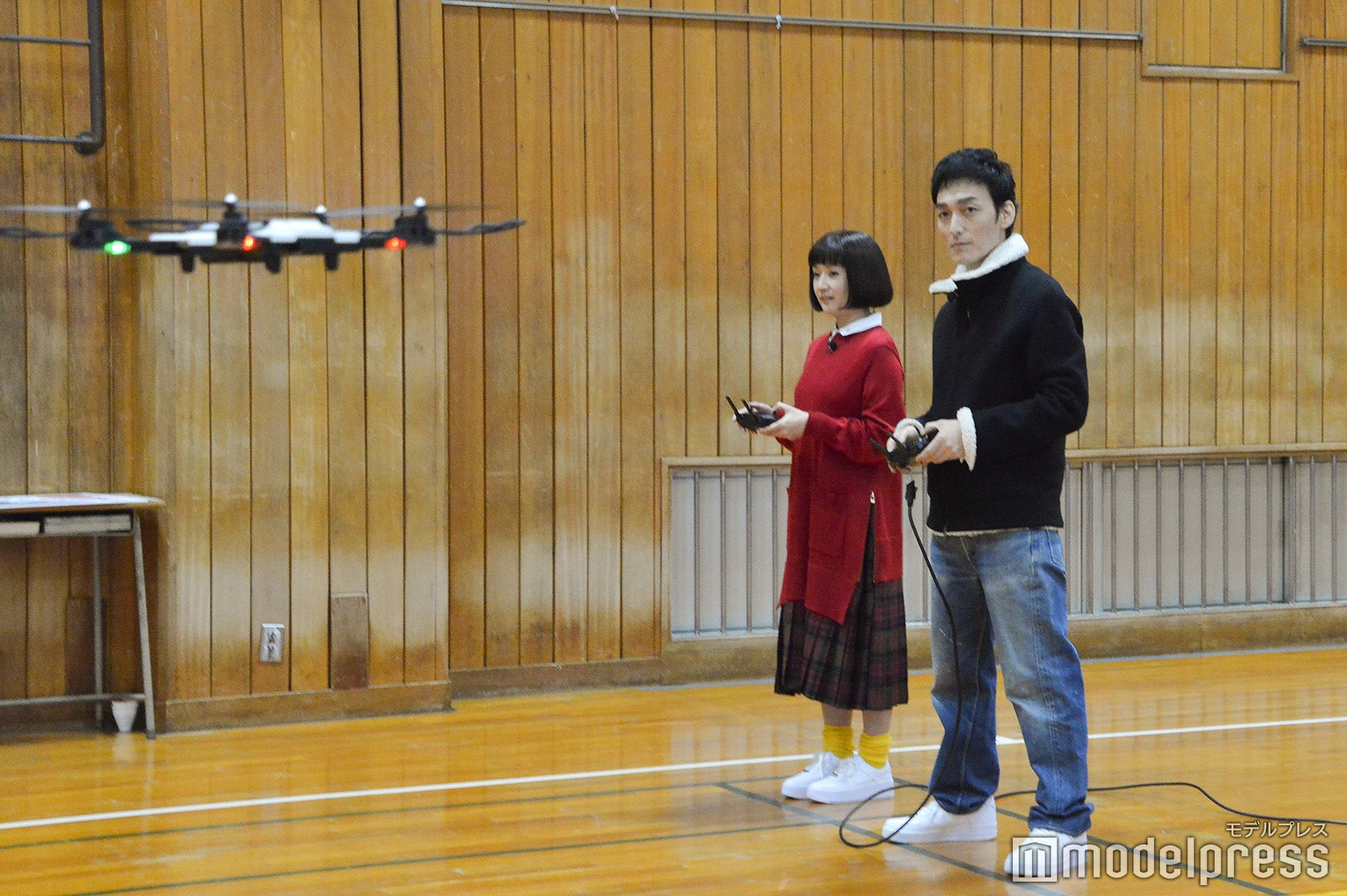ドローンを操縦する草なぎ剛 （C）モデルプレス