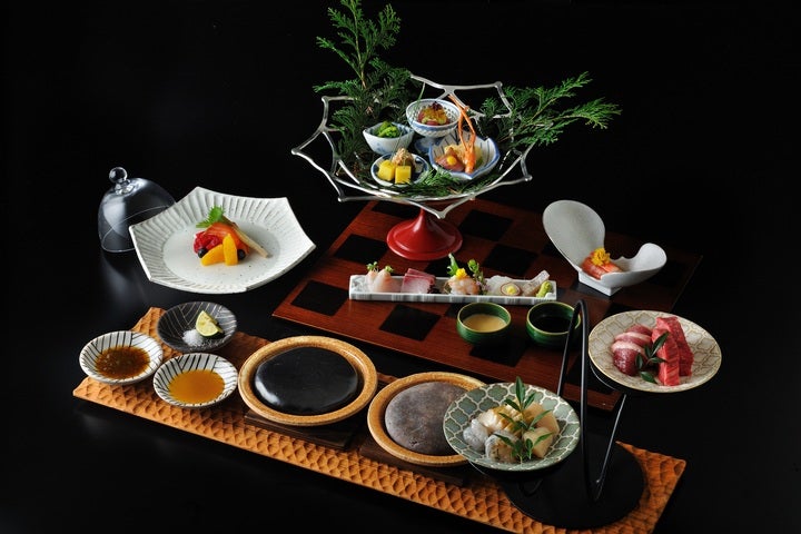美しい器を活かした贅沢な会席料理／画像提供：星野リゾート