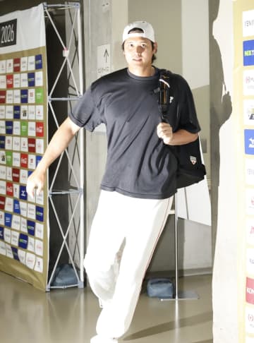 侍ジャパン 大谷翔平＆吉田正尚＆鈴木誠也が球場一番乗り 大谷は白パン＆黒Tのさわやかスタイル 土曜日で球場周辺はファンでごった返す