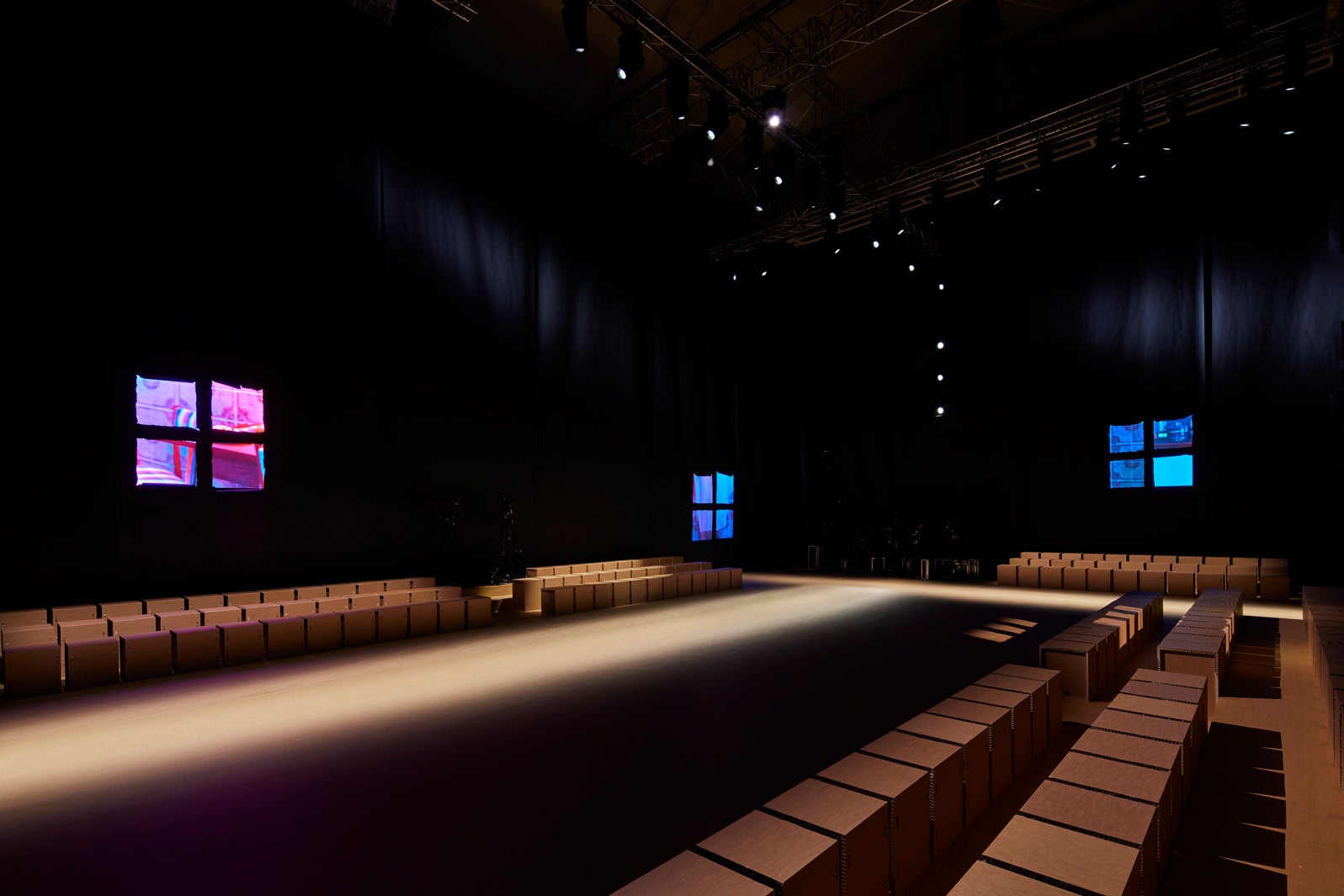 「TOUCH OF CRUDE」ショースペース（提供写真）