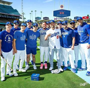 ドジャースがコンフォートに優勝リング贈呈 古巣の仲間に囲まれ満面笑み 今季はカブスに在籍で打率・304マーク