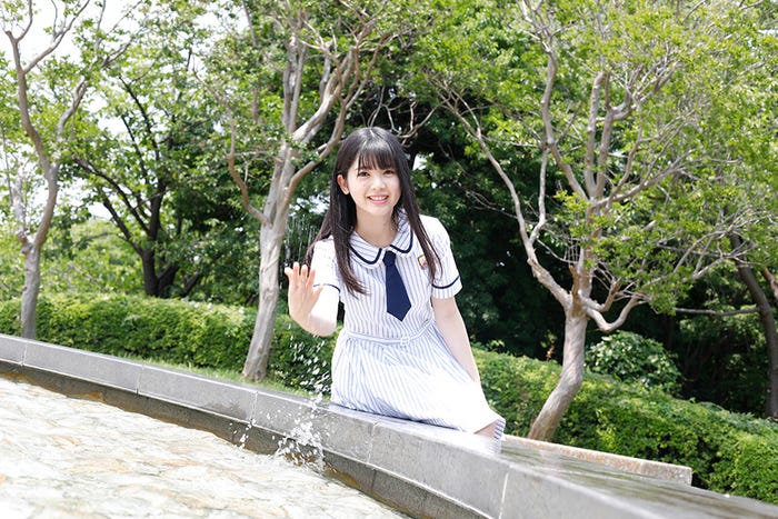 「夏のFree&Easy」(2014年7月発売の9thシングル)の衣装を着た筒井あやめ(提供写真)