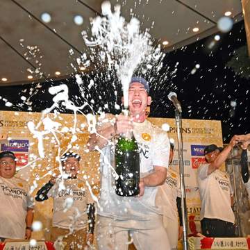 ソフトバンク ビールかけで栗原が小久保監督に異例の注文「短い！」優勝監督インタビューの一言が 会場が笑いに包まれる
