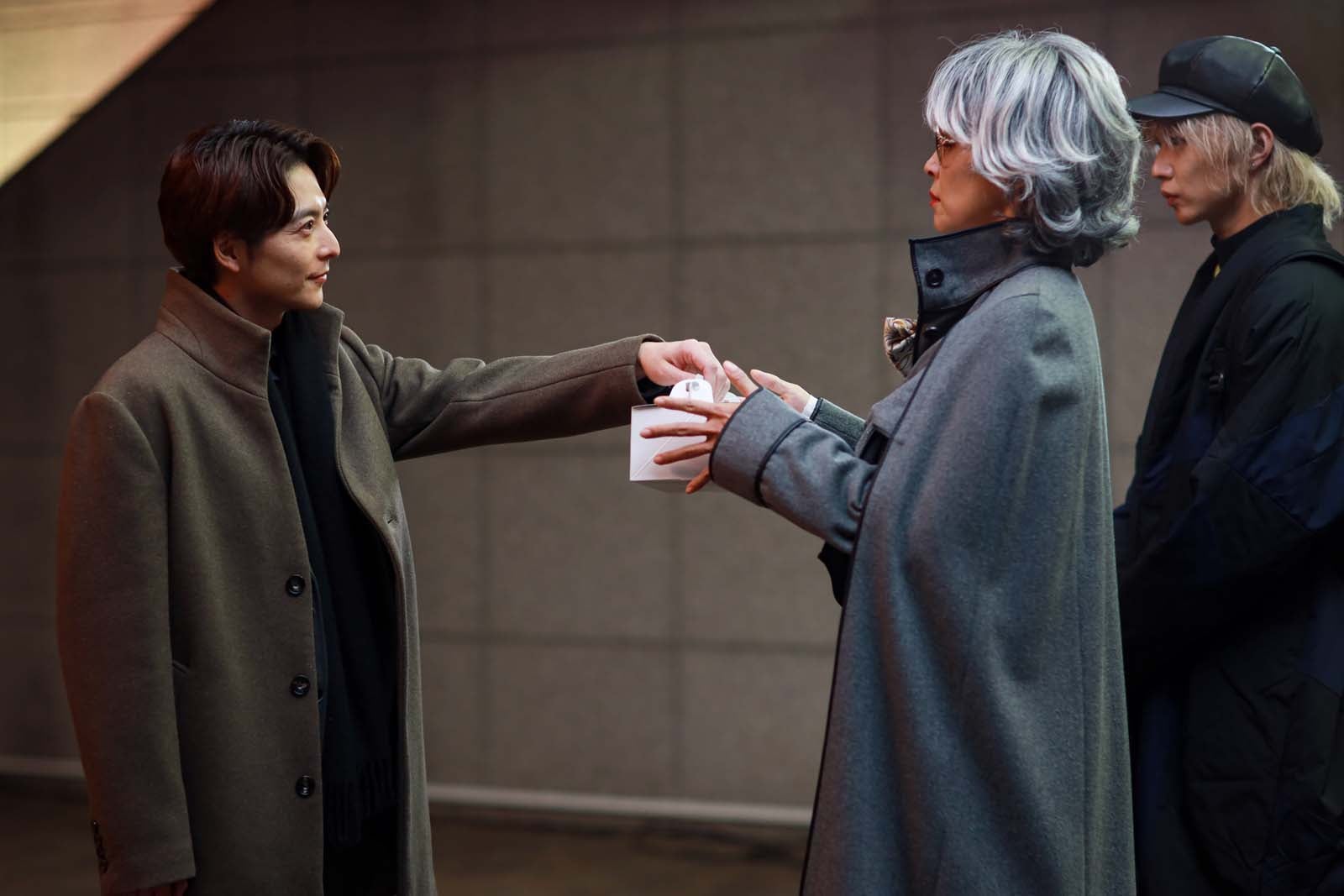 （左から）小池徹平、水野美紀、佐藤大樹「離婚しない男―サレ夫と悪嫁の騙し愛―」第5話より（C）テレビ朝日