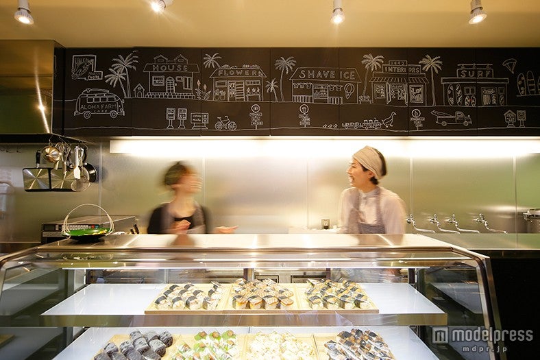 ショーケースのおむすびがお洒落に並ぶ／画像提供：ALOHA FARM CAFE