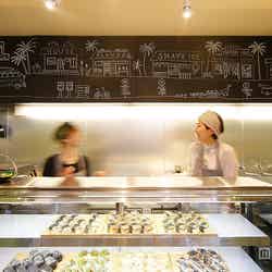 ショーケースのおむすびがお洒落に並ぶ/画像提供:ALOHA FARM CAFE