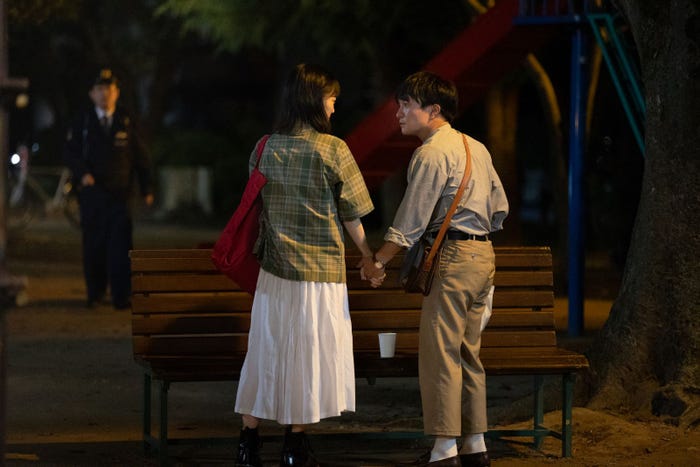 山下美月、濱田岳「じゃない方の彼女」第2話より (C)「じゃない方の彼女」製作委員会