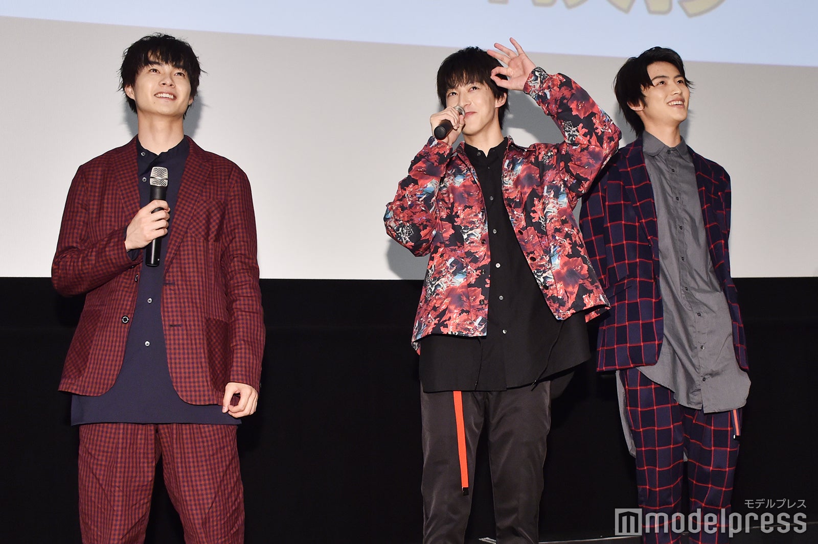 お茶目なポーズをとる伊藤あさひ（中央） （C）モデルプレス