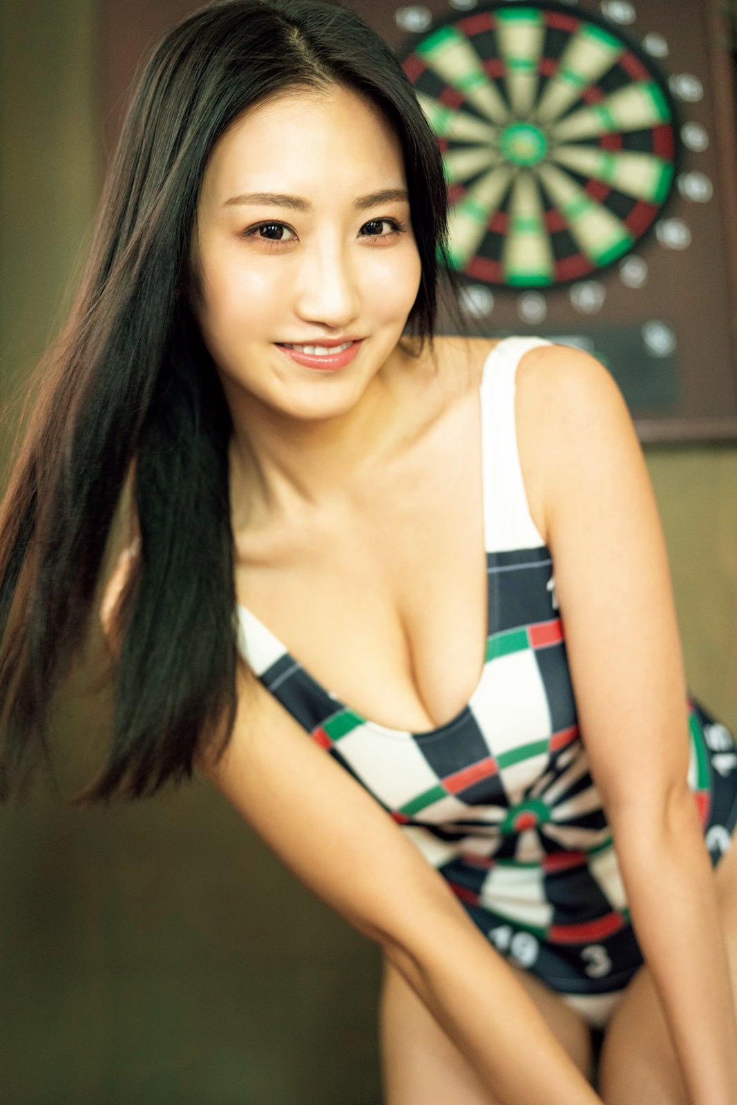 プロダーツプレーヤー・熊谷麻音、初グラビアで豊満バスト解放