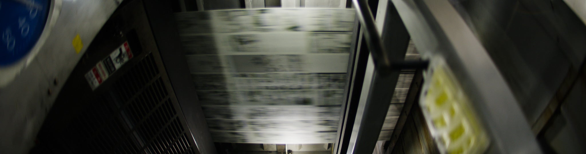 コミックスが印刷される瞬間をハイスピードカメラで撮影（協力／中央精版印刷）（C）Eiichiro Oda ／ Shueisha Inc. All rights reserved. Photograph by Naoki Honjo