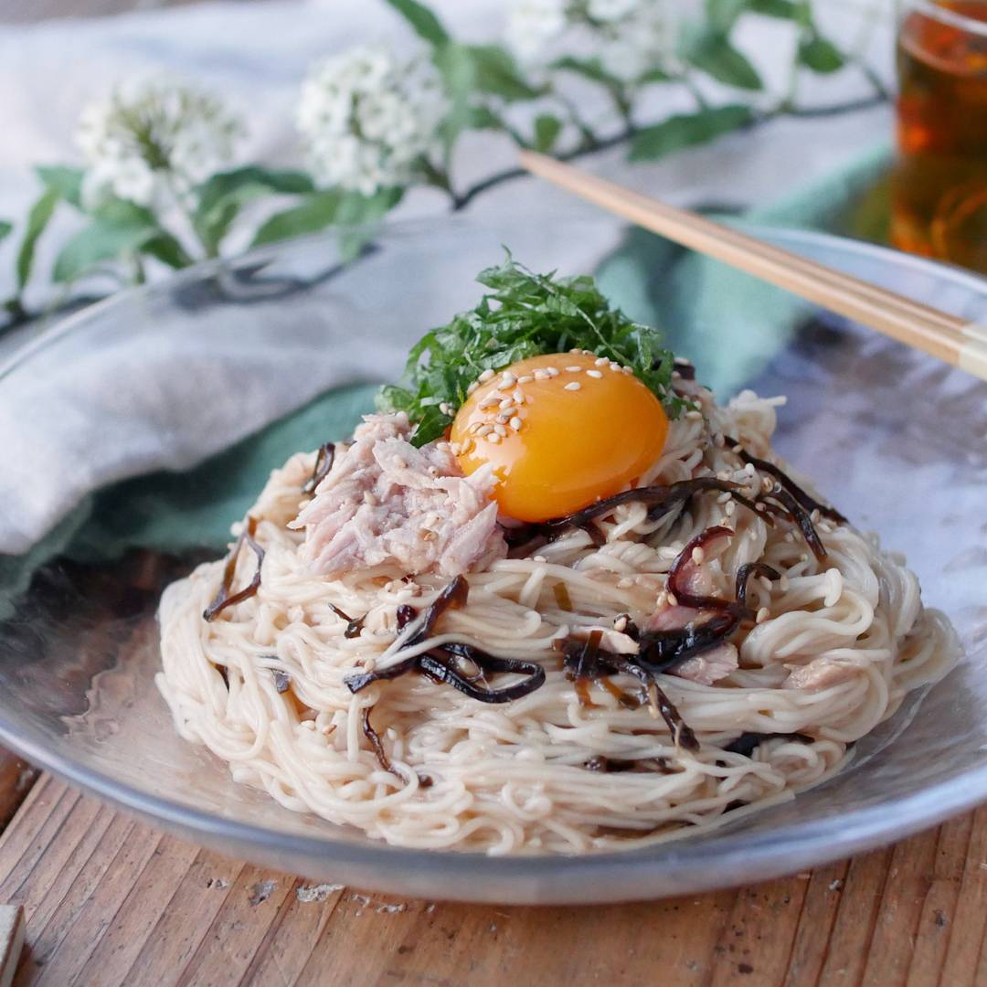 レンジで簡単 ツナと塩こんぶのごま油そうめん モデルプレス