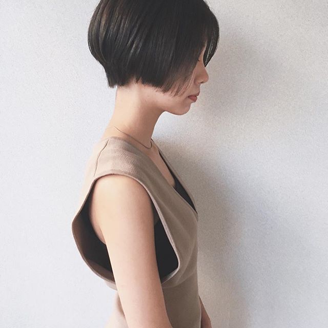 黒髪ショートはストレートが可愛い 大人女性におすすめの髪型を今すぐチェック モデルプレス 黒髪ショートはストレートが可愛い 大人女性におすすめの髪型を今すぐチェック モデルプレス