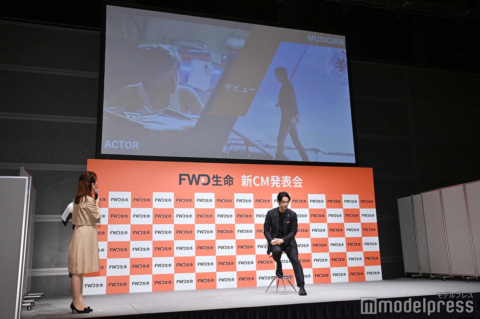 デビュー時の自身を見るディーン・フジオカ（C）モデルプレス