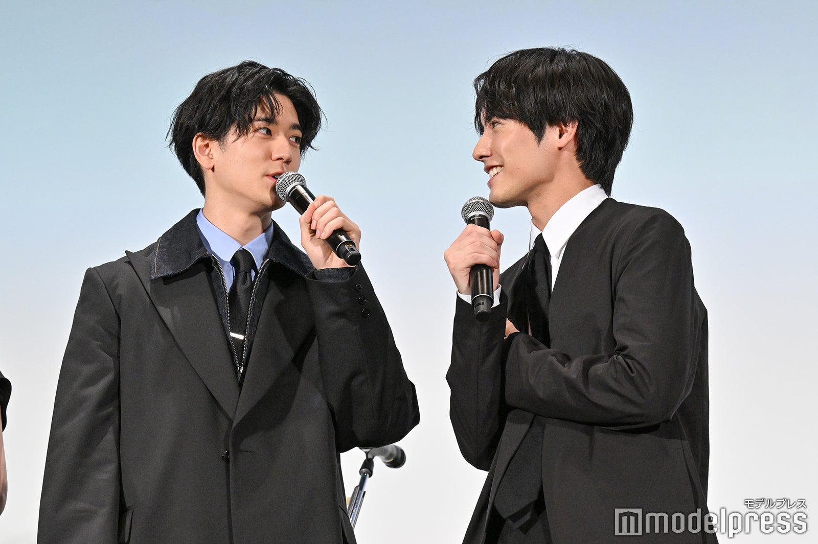 中島裕翔に同意を求める赤楚衛二（C）モデルプレス