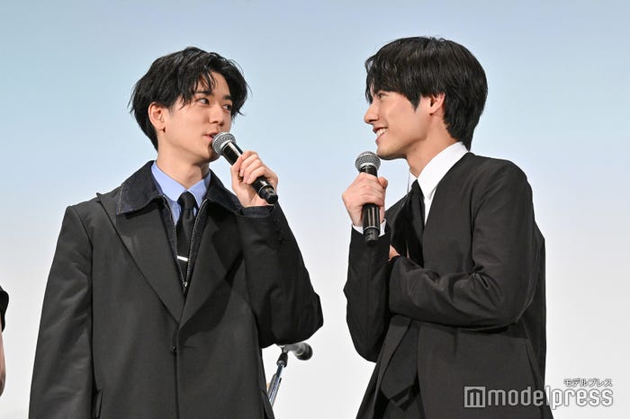 中島裕翔に同意を求める赤楚衛二(C)モデルプレス