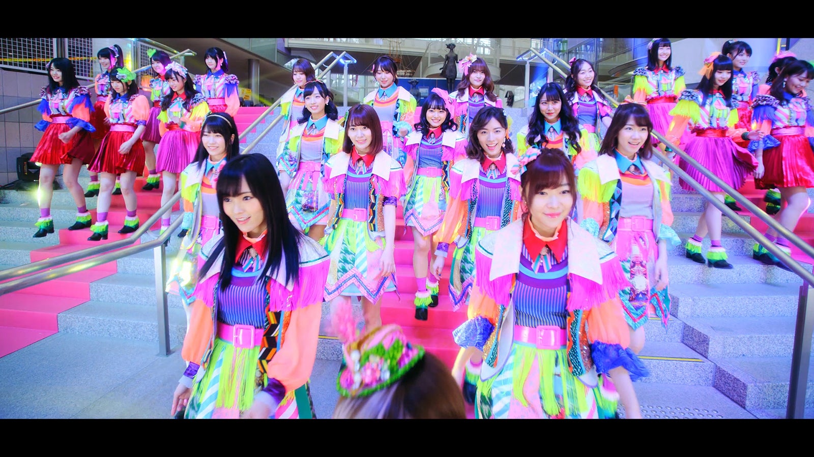 AKB48「ジャーバージャ」MVより（C）AKS／キングレコード