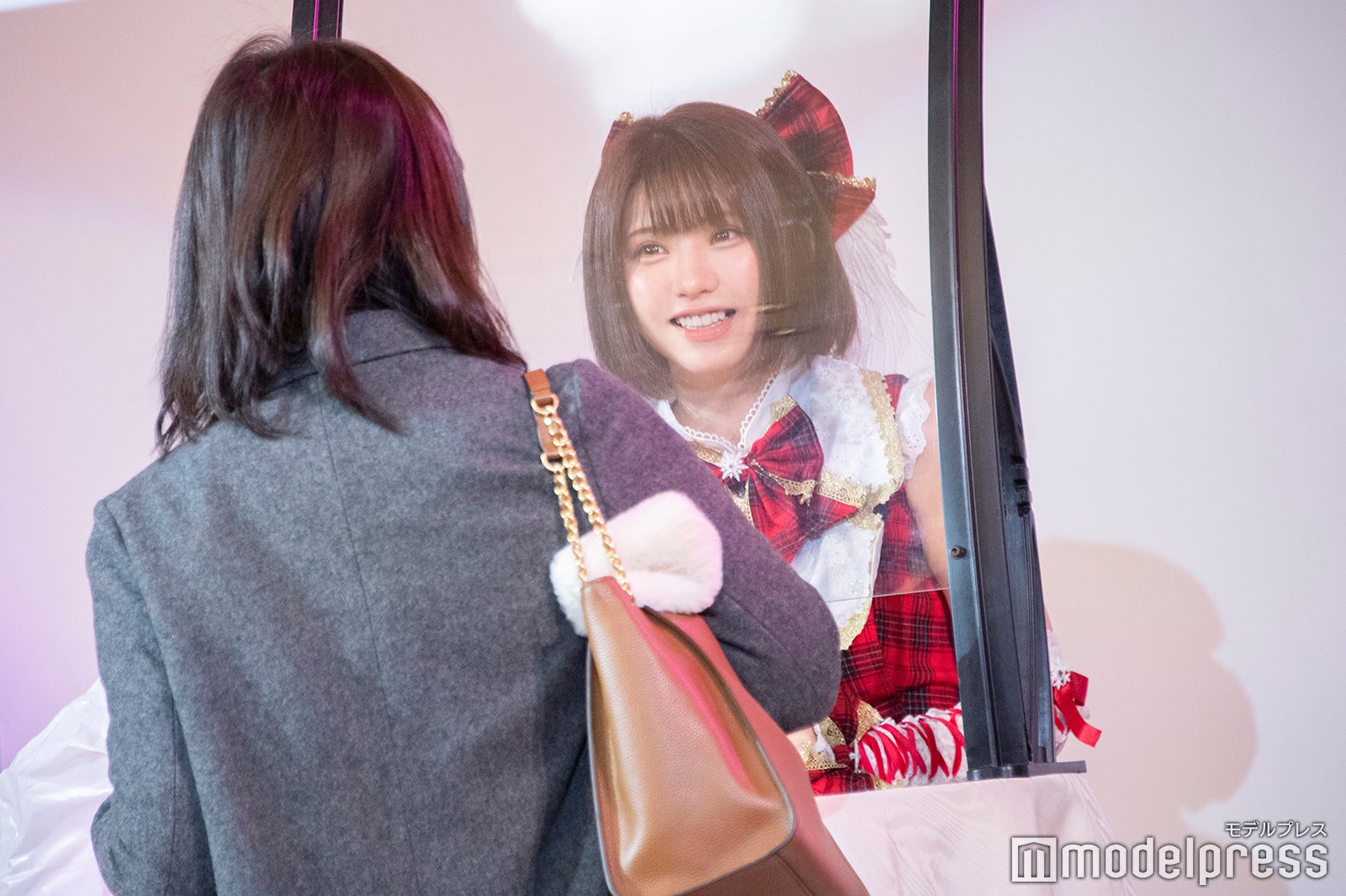 ファンをお見送りするえなこ（C）モデルプレス