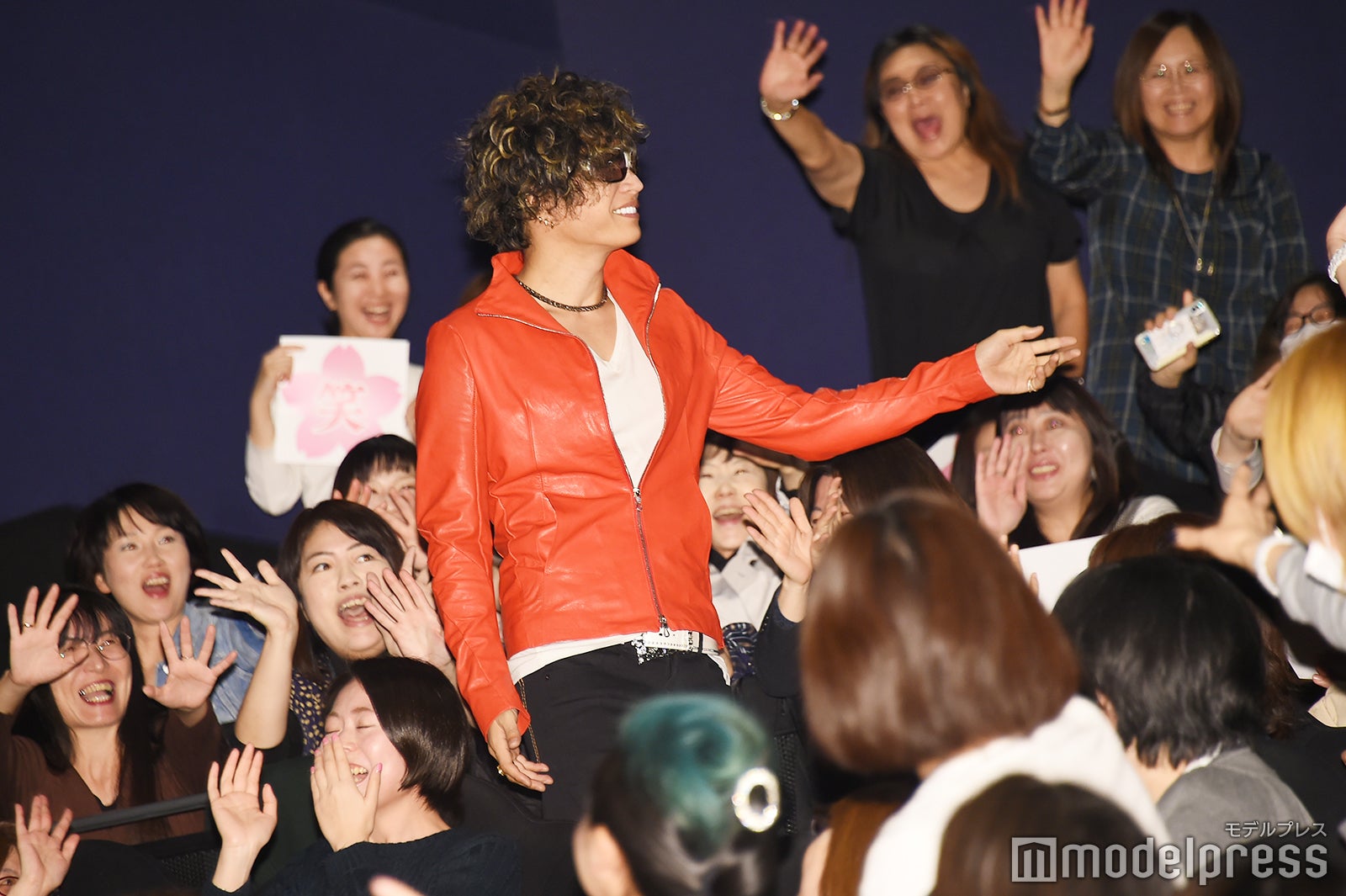 ファンサービスをするGACKT（C）モデルプレス