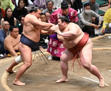 両横綱がまさか 大の里に続いて豊昇龍も2連敗 ともに3敗目 あっさり土俵割る姿に館内騒然