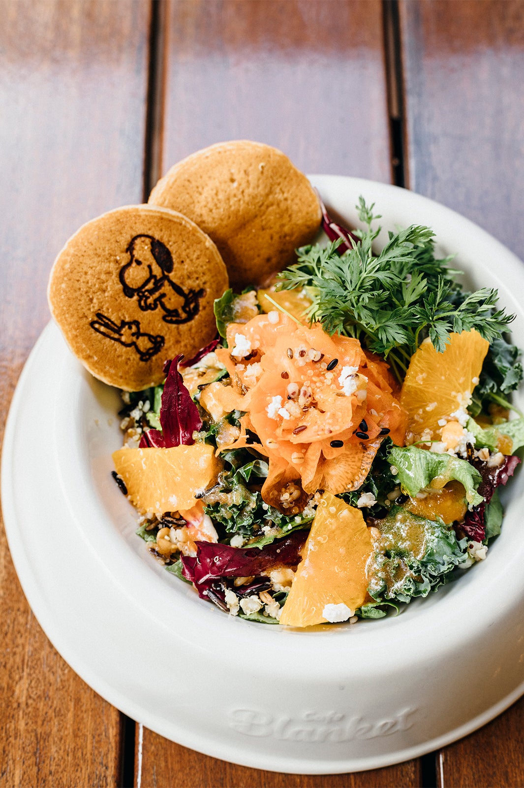 スヌーピーとウサギのキャロットサラダ（1,380円）（C）Peanuts Worldwide LLC