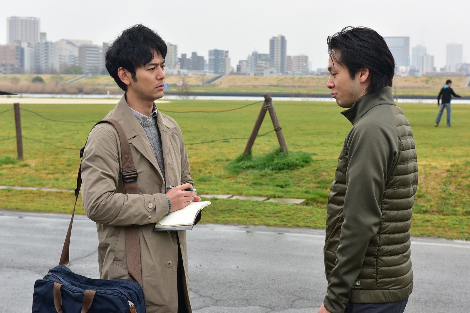 妻夫木聡が深刻な表情、満島ひかりは“育児放棄”で逮捕…主演映画場面カット解禁