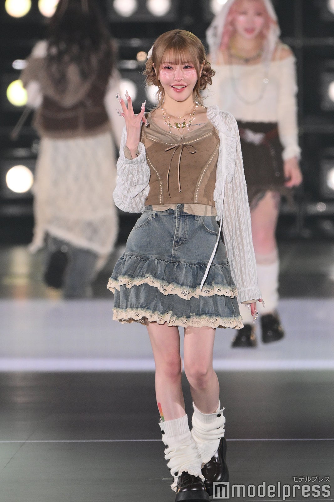 ZOCX戦慄かなの、“森ガール風”甘めコーデで素肌見せ【関コレ